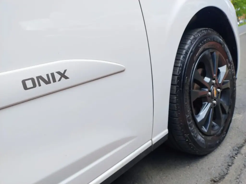 CHEVROLET Onix Hatch - Foto