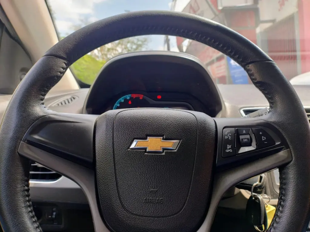 CHEVROLET Onix Hatch - Foto