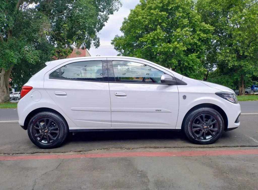 CHEVROLET Onix Hatch - Foto