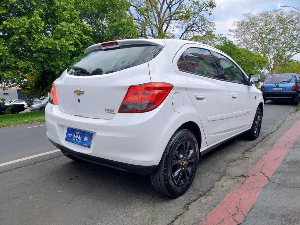 CHEVROLET Onix Hatch - Foto
