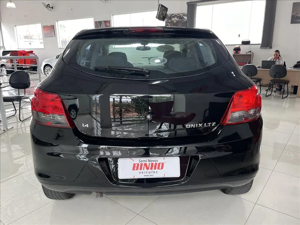 CHEVROLET Onix Hatch - Foto