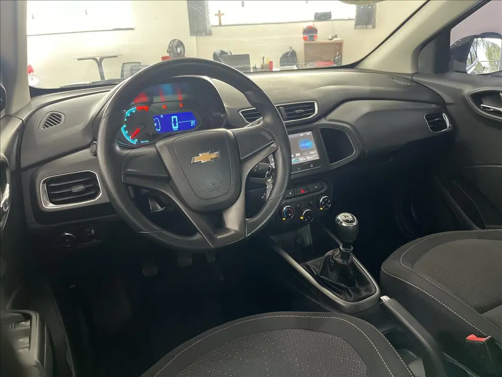 CHEVROLET Onix Hatch - Foto