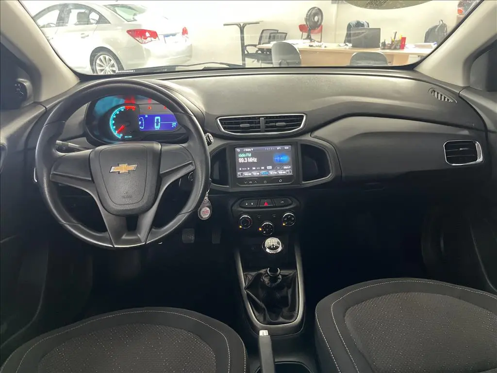 CHEVROLET Onix Hatch - Foto