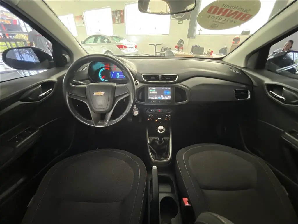 CHEVROLET Onix Hatch - Foto