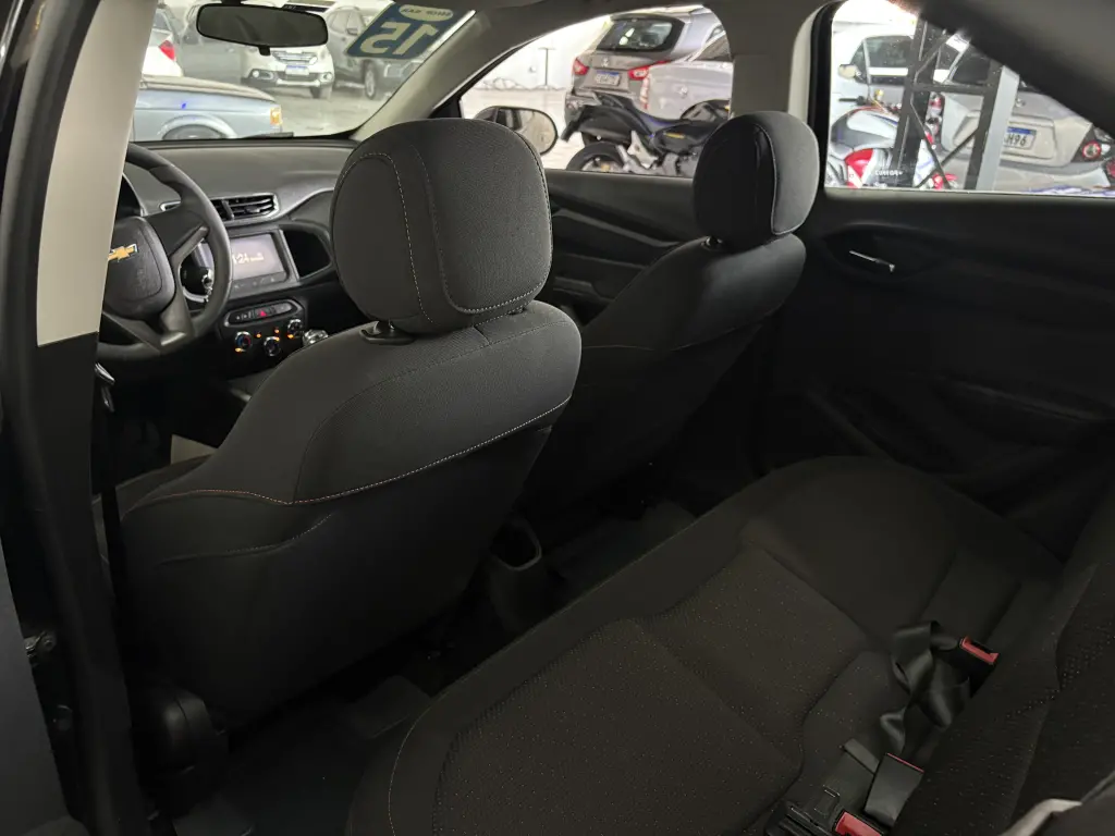 CHEVROLET Onix Hatch - Foto