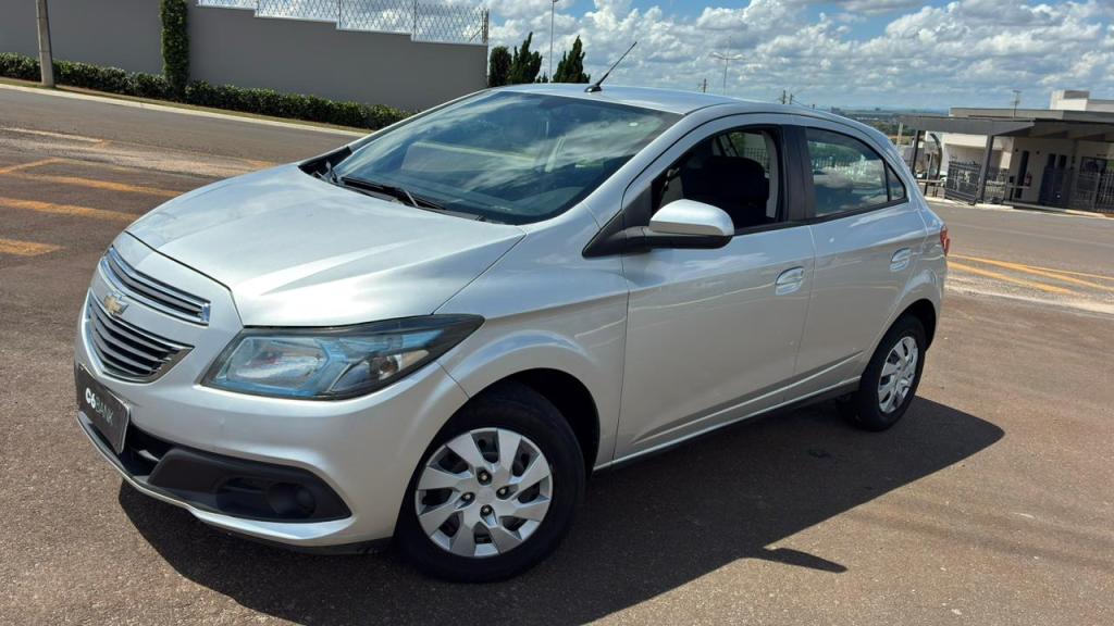 CHEVROLET Onix Hatch - Foto