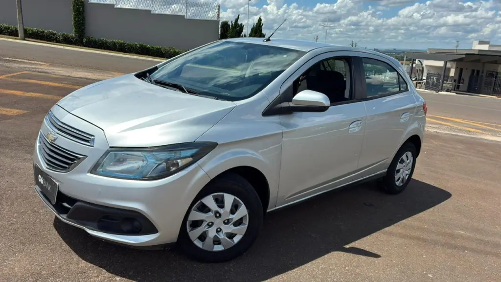 CHEVROLET Onix Hatch - Foto