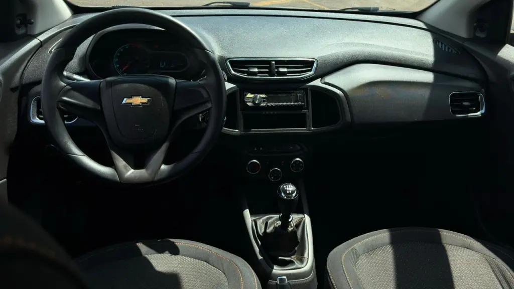 CHEVROLET Onix Hatch - Foto