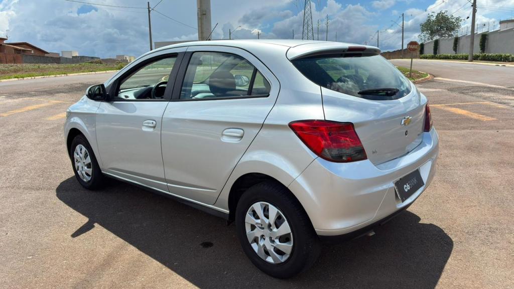 CHEVROLET Onix Hatch - Foto