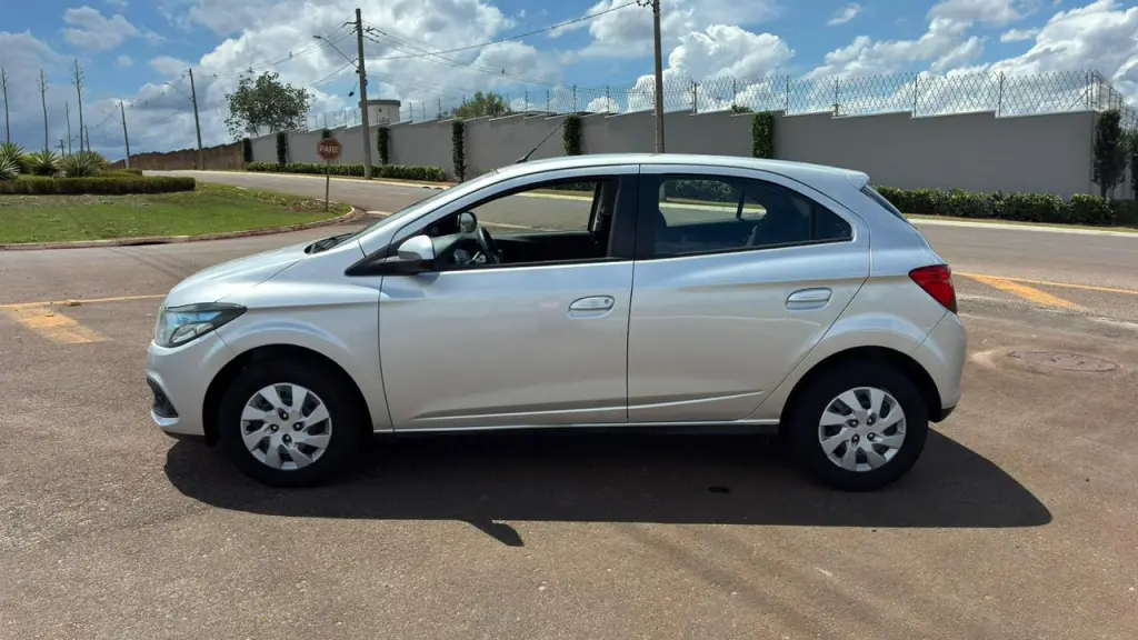 CHEVROLET Onix Hatch - Foto