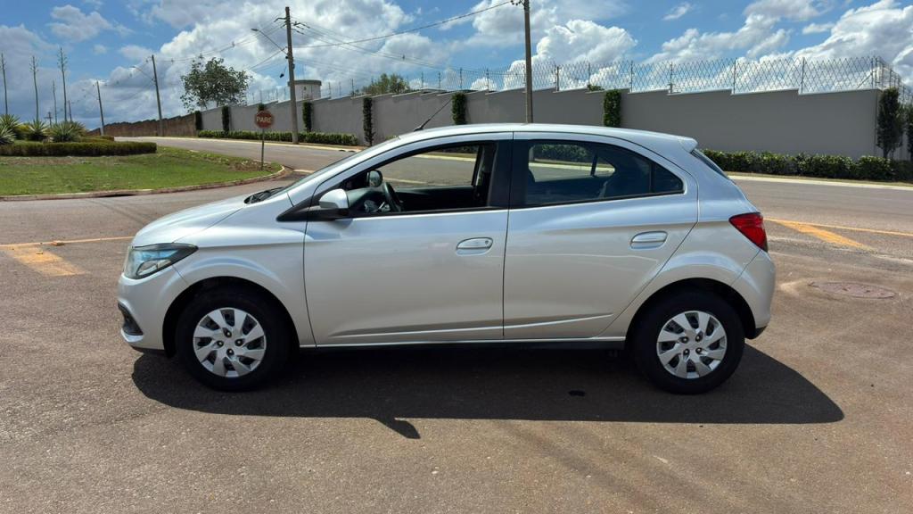 CHEVROLET Onix Hatch - Foto