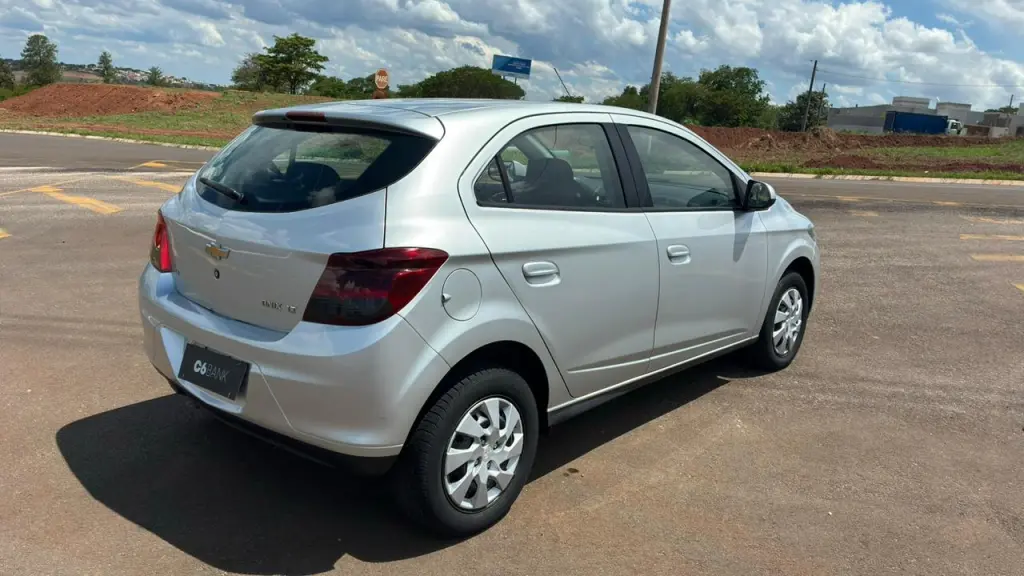 CHEVROLET Onix Hatch - Foto