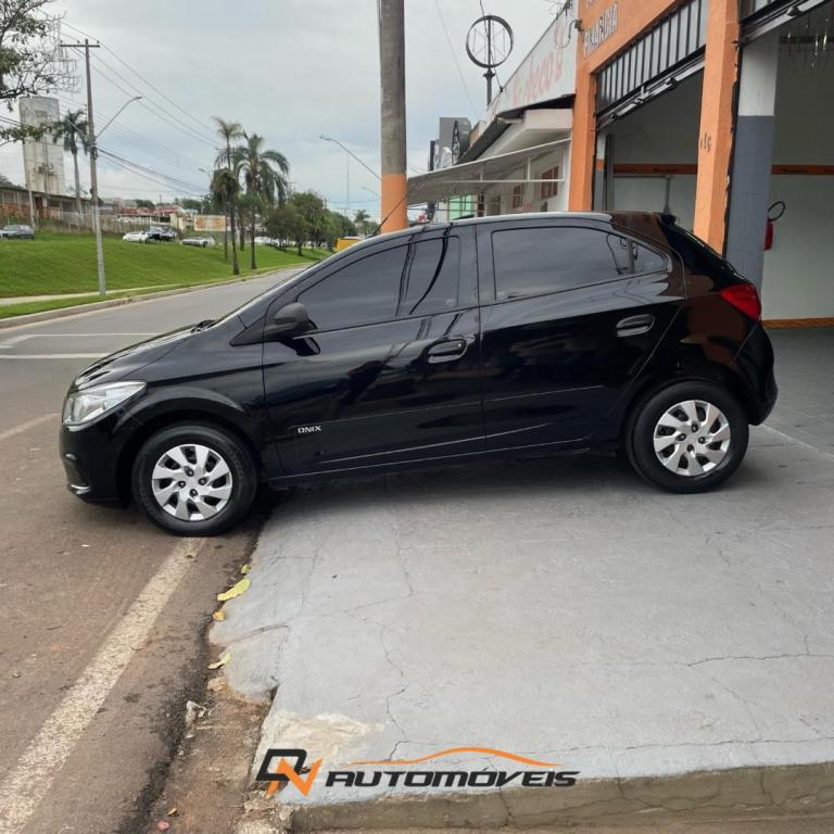 CHEVROLET Onix Hatch - Foto