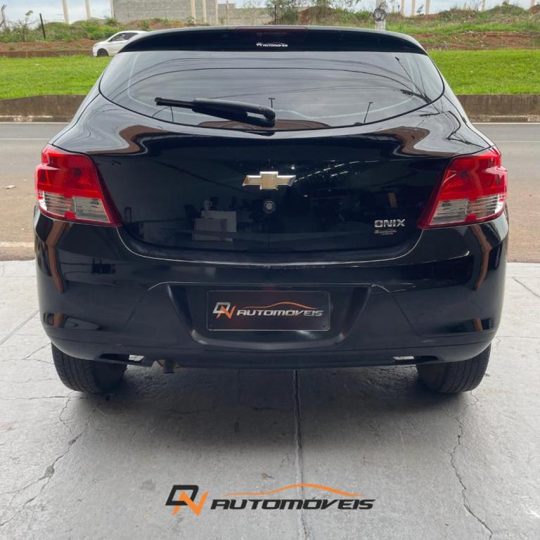 CHEVROLET Onix Hatch - Foto
