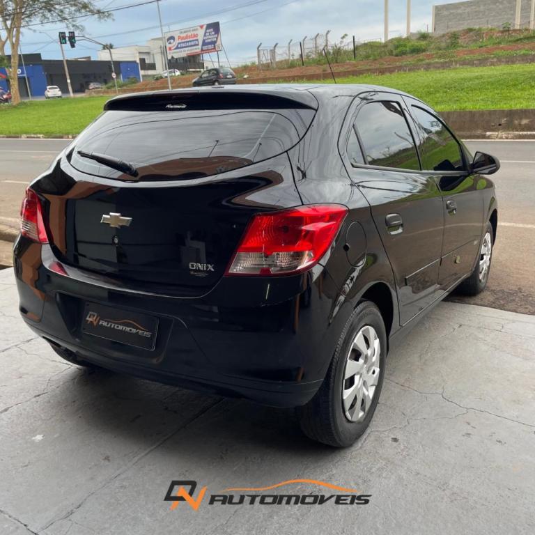 CHEVROLET Onix Hatch - Foto