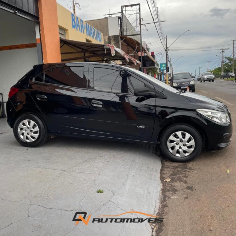 CHEVROLET Onix Hatch - Foto