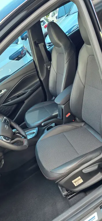CHEVROLET Onix Hatch - Foto