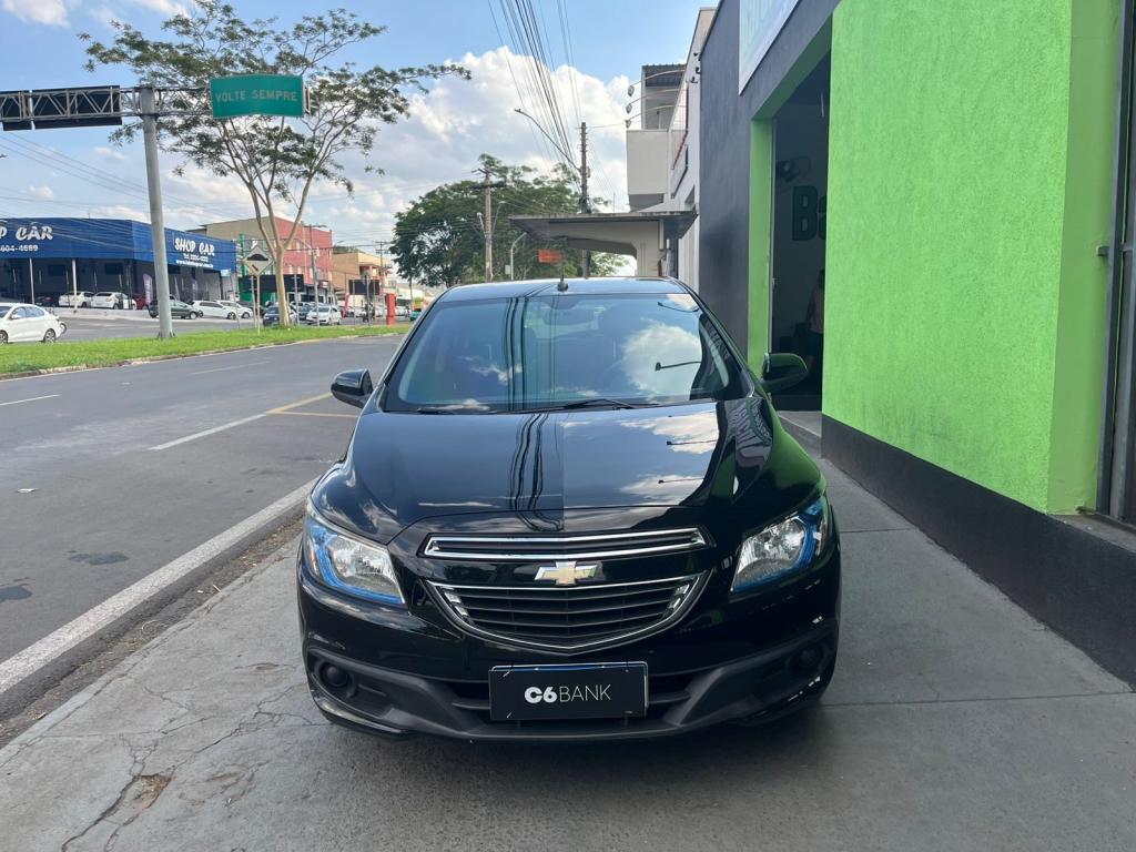 CHEVROLET Onix Hatch - Foto