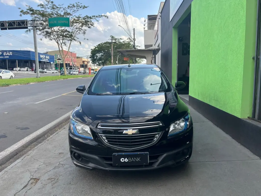 CHEVROLET Onix Hatch - Foto