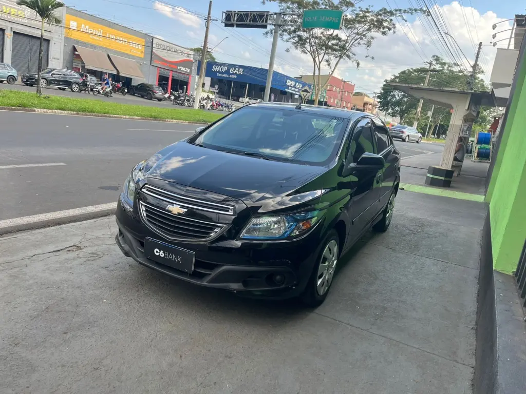 CHEVROLET Onix Hatch - Foto