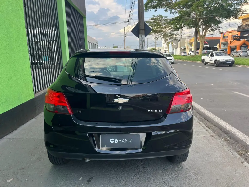 CHEVROLET Onix Hatch - Foto