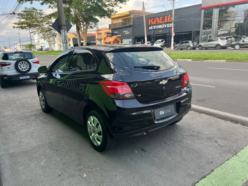 CHEVROLET Onix Hatch - Foto