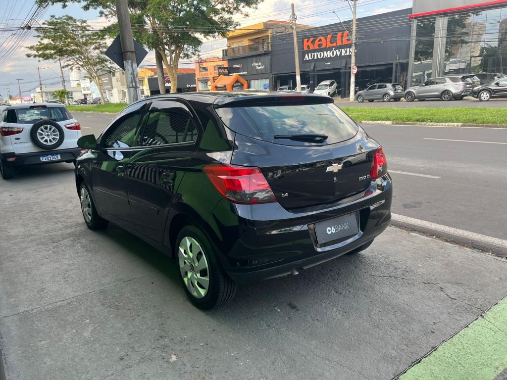 CHEVROLET Onix Hatch - Foto