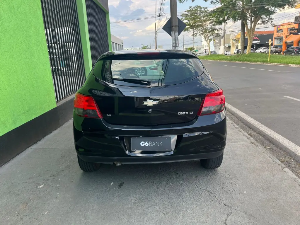 CHEVROLET Onix Hatch - Foto