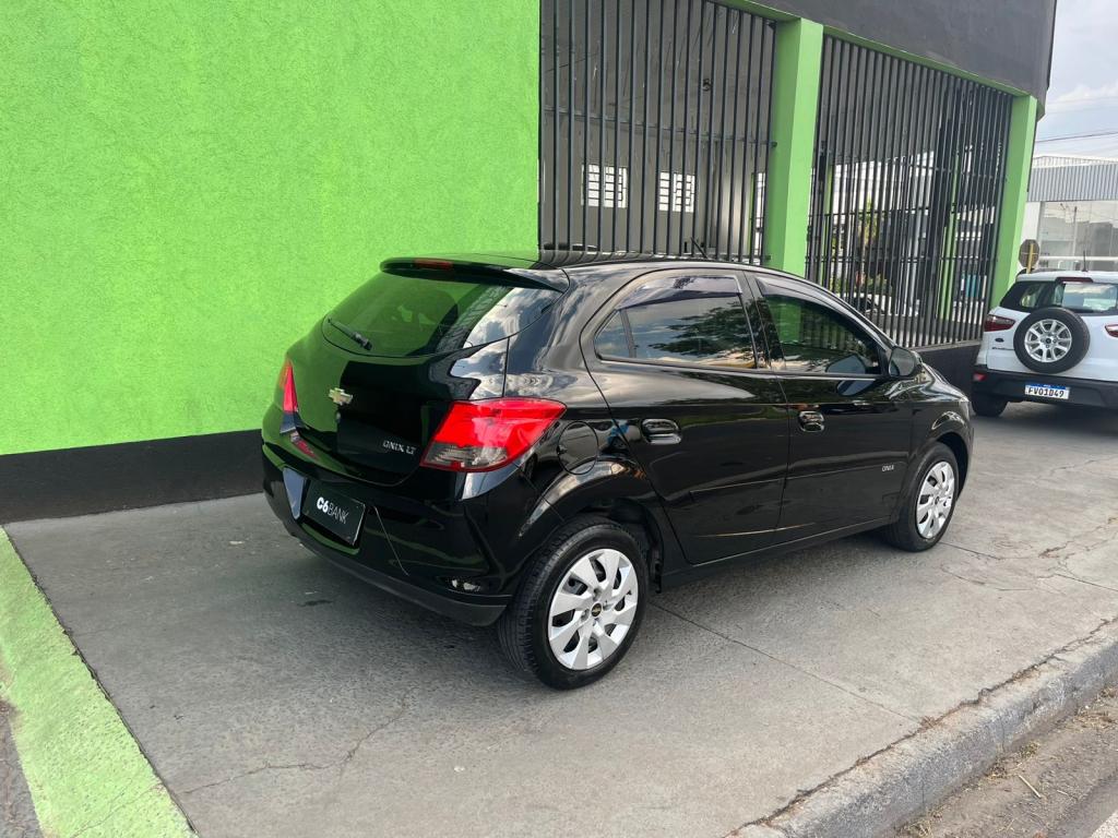 CHEVROLET Onix Hatch - Foto