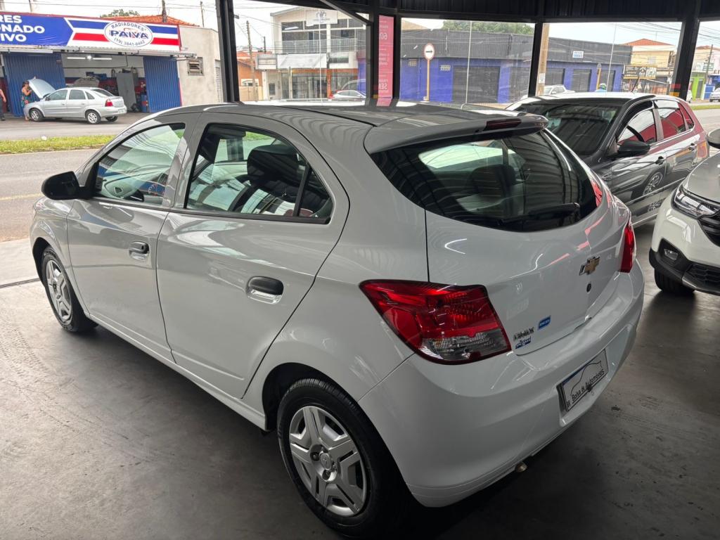 CHEVROLET Onix Hatch - Foto