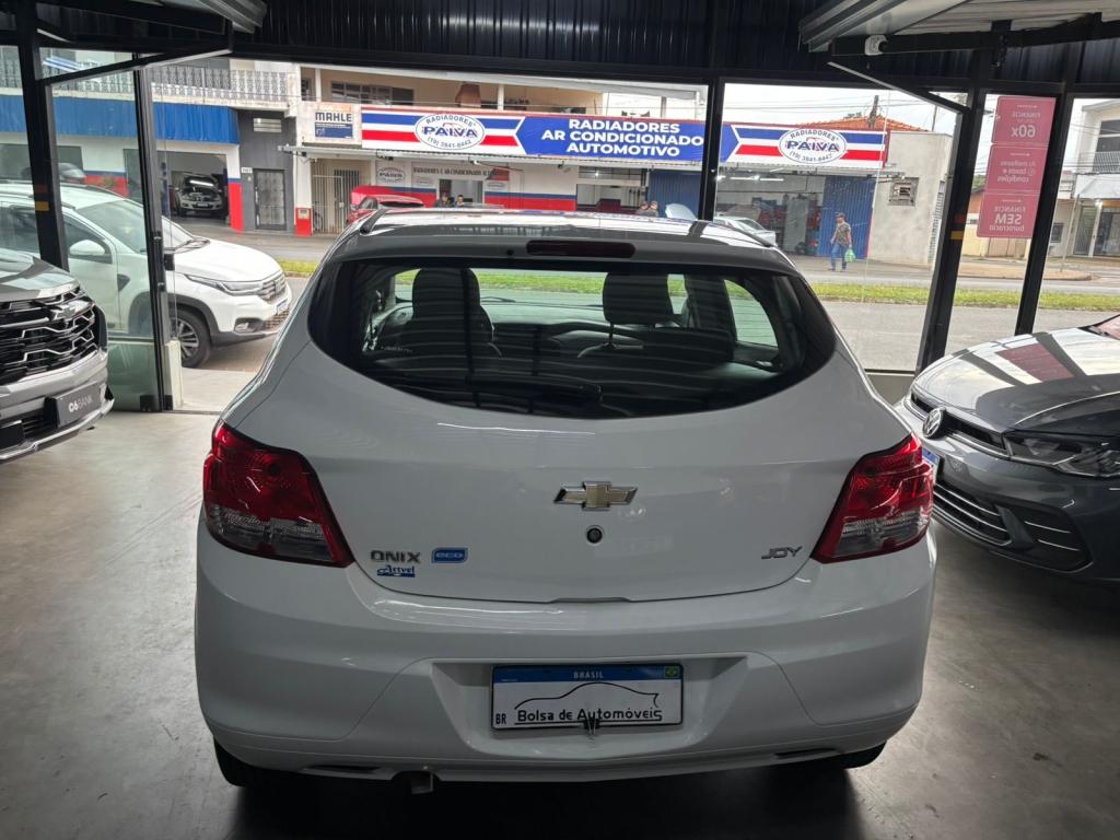 CHEVROLET Onix Hatch - Foto