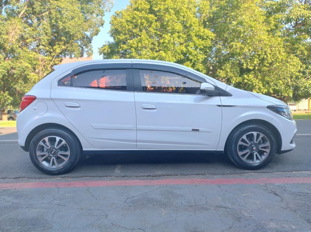 CHEVROLET Onix Hatch - Foto