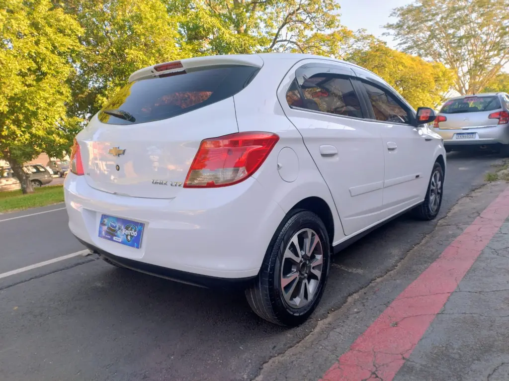 CHEVROLET Onix Hatch - Foto