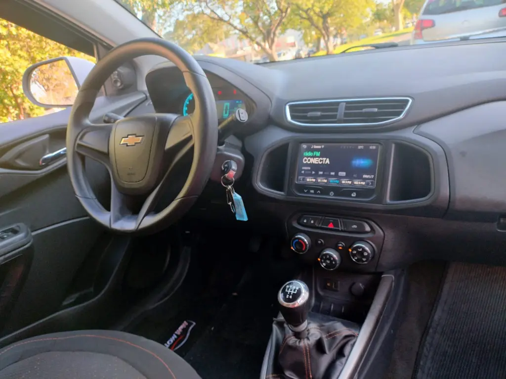 CHEVROLET Onix Hatch - Foto