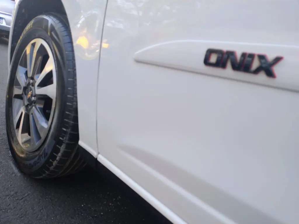 CHEVROLET Onix Hatch - Foto