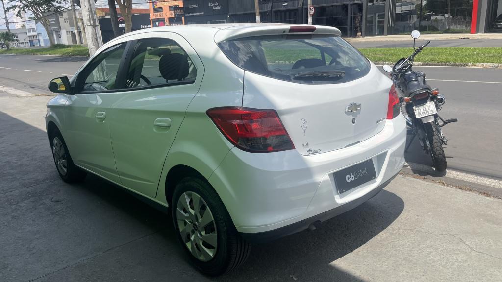 CHEVROLET Onix Hatch - Foto