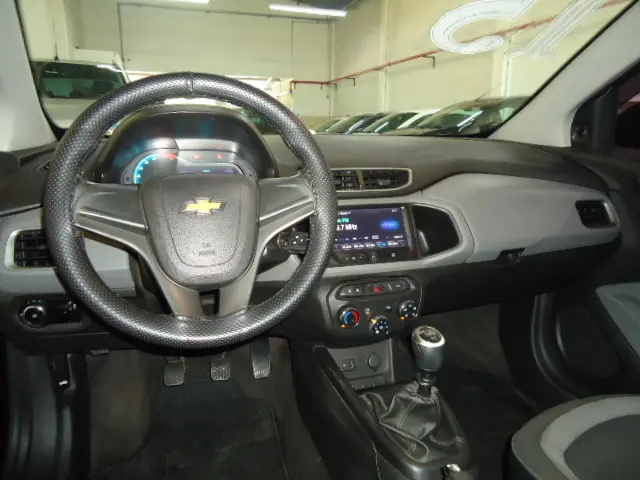 CHEVROLET Onix Hatch - Foto