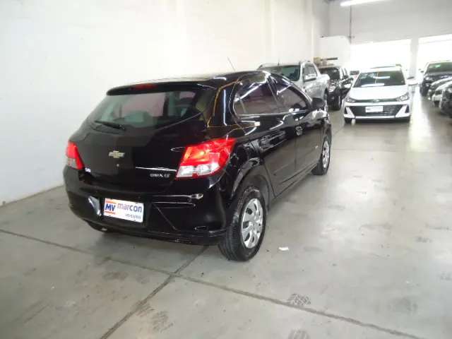 CHEVROLET Onix Hatch - Foto