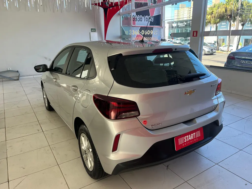 CHEVROLET Onix Hatch - Foto