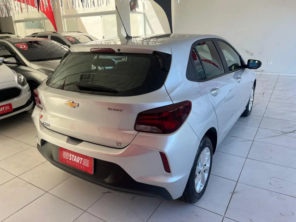 CHEVROLET Onix Hatch - Foto