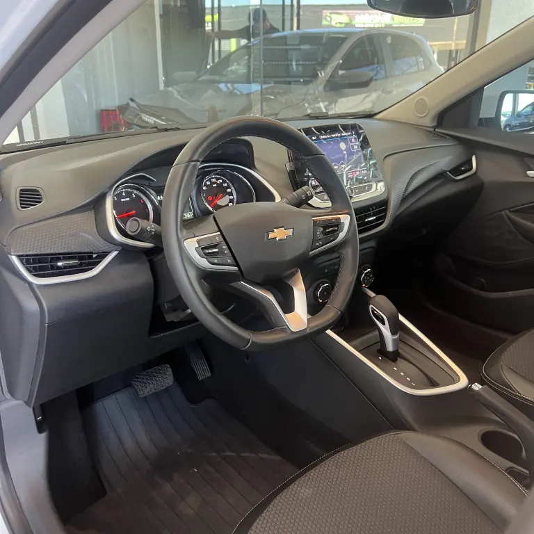 CHEVROLET Onix Hatch - Foto