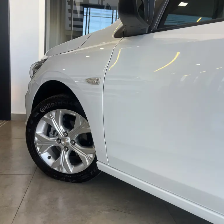 CHEVROLET Onix Hatch - Foto