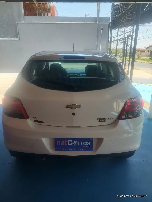 CHEVROLET Onix Hatch - Foto