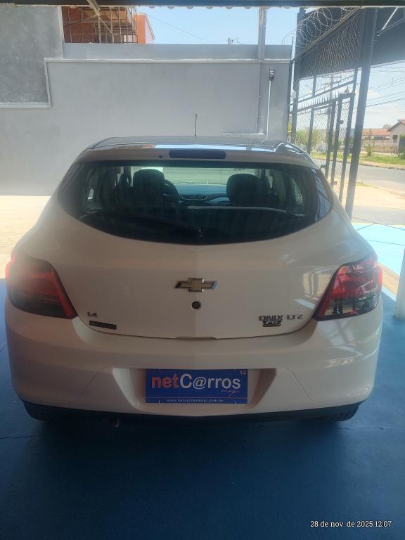 CHEVROLET Onix Hatch - Foto
