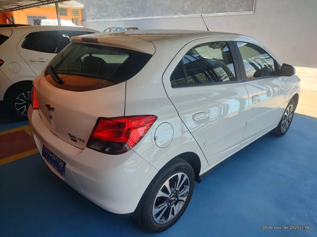 CHEVROLET Onix Hatch - Foto