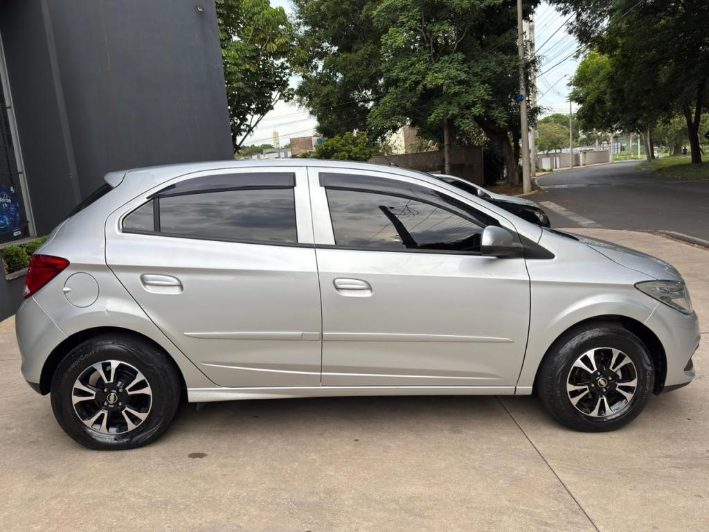 CHEVROLET Onix Hatch - Foto