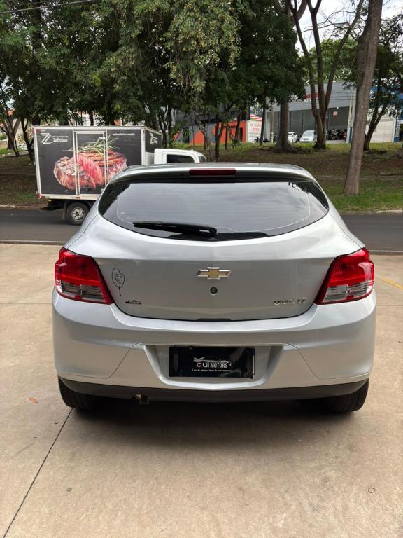 CHEVROLET Onix Hatch - Foto