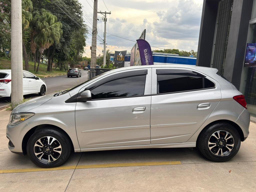 CHEVROLET Onix Hatch - Foto