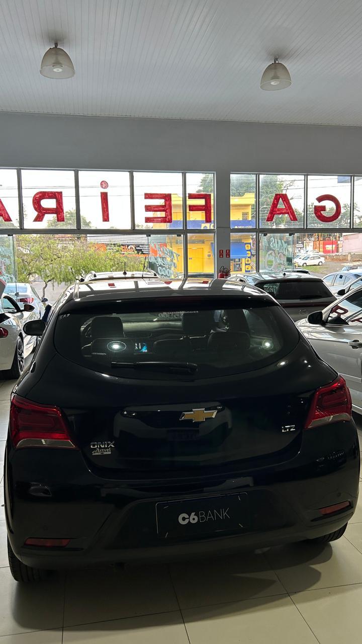 CHEVROLET Onix Hatch - Foto