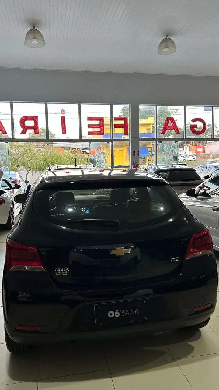 CHEVROLET Onix Hatch - Foto